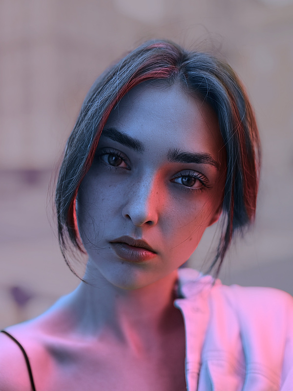 A close-up portrait · Gel Duo